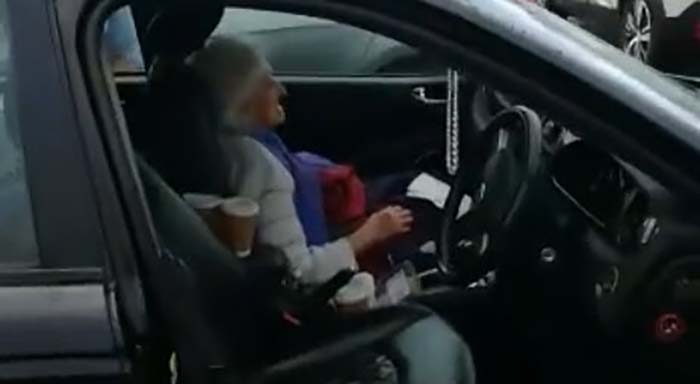 Corona-Wahnsinn: Frau holt 97-jährige Mutter aus Seniorenheim und wird verhaftet!