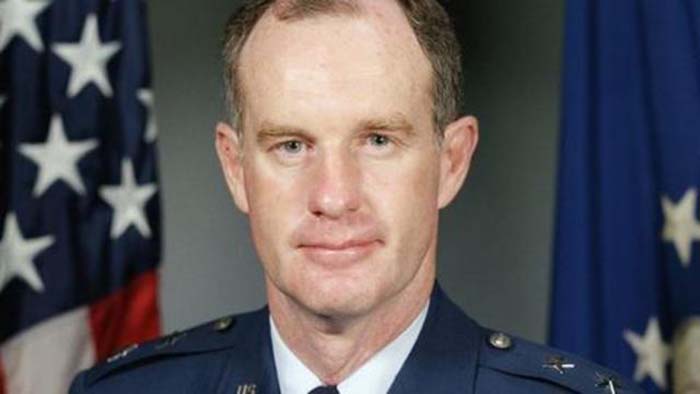 3 Sterne General McInerney fordert Präsident Trump auf, Kriegsrecht zu verhängen