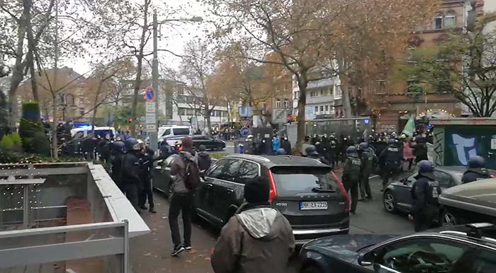 Frankfurt: Polizei drängt Antifa ab