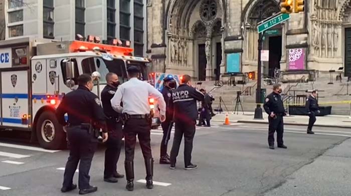 Mann schießt vor Kirche in New York um sich und wird von der Polizei erschossen