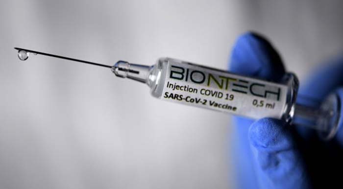 BioNTech antwortet Pathologen: COVID-Impfstoff verbleibt nicht an Einstichstelle