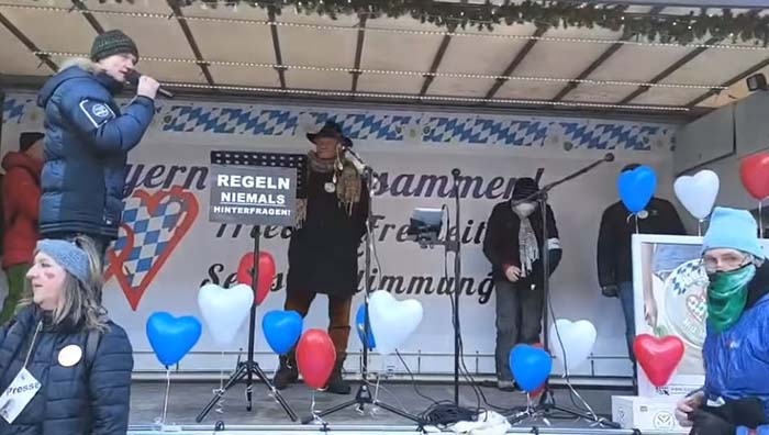Ex-Polizist Hilz wird in München direkt beim Reden von der Bühne abgeführt beim „Demo-Fasching“