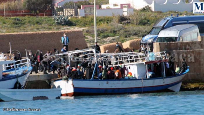 Jetzt kommen scharenweise Boote: Hunderte Illegale in wenigen Stunden auf Lampedusa gelandet