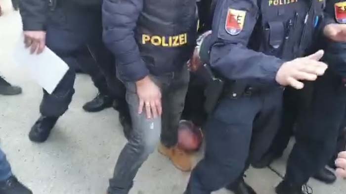 Unfassbar! Demo Innsbruck: Polizei fixiert 82-Jährigen brutal am Boden
