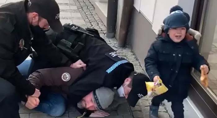 Skrupellose Polizei! Tschechien: Mann ohne Maske vor weinenden Sohn auf Boden gedrückt