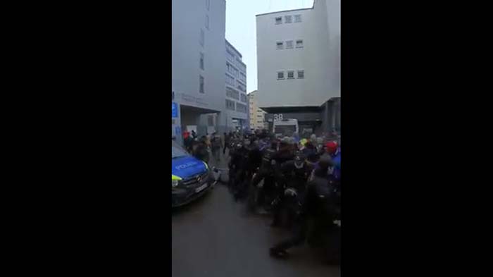 Auch in Stuttgart wurde eine Polizeiabsperrung durchbrochen – trotz  Einsatz von Pfefferspray