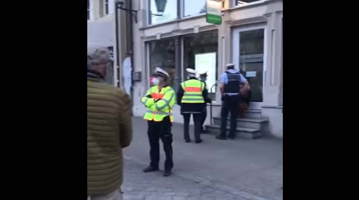 Schwerer Einsatz für die Polizei in Schorndorf: Eine Frau wagt es einen Apfel zu essen