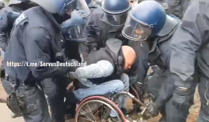 Berlin: Polizei verhaftet schwerkriminellen Rollstuhlfahrer auf Corona-Demo