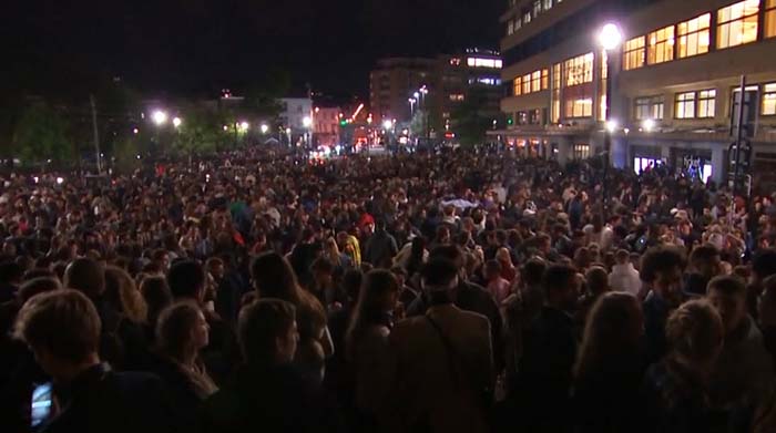 Tausende feiern in Brüssel das Ende der Ausgangssperre: Polizei greift ein