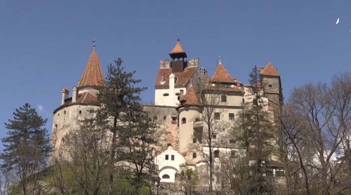 Passt! Rumänen lassen sich auf Draculas Schloss impfen