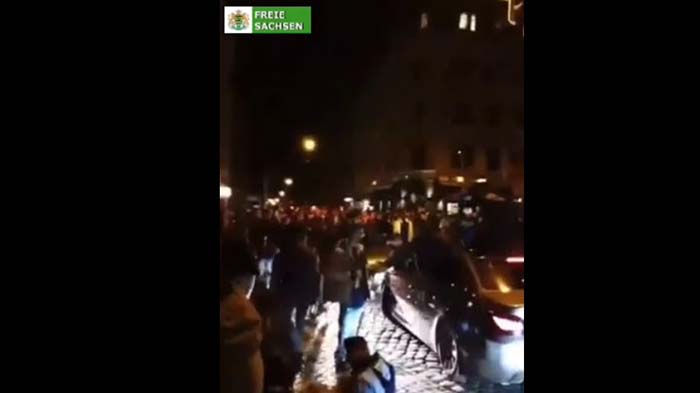 Hunderte Araber feiern wilde Party in der Dresdner Neustadt: Polizei schaut zu!