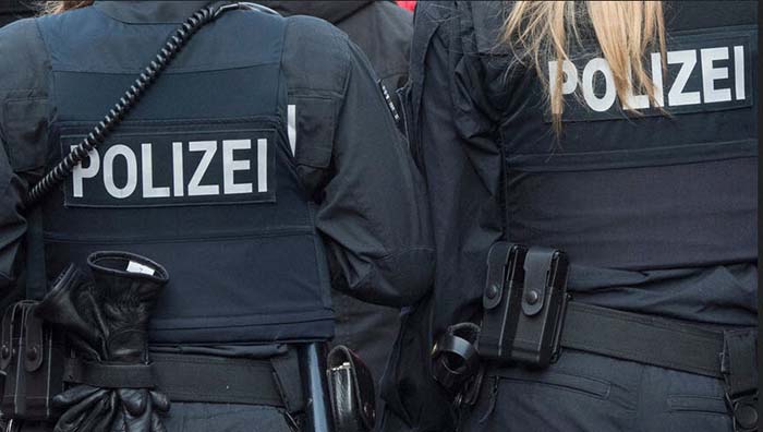 Neuer Trans-Wahnsinn bei der Berliner Polizei: Frauen müssen jetzt auch Männer abtasten