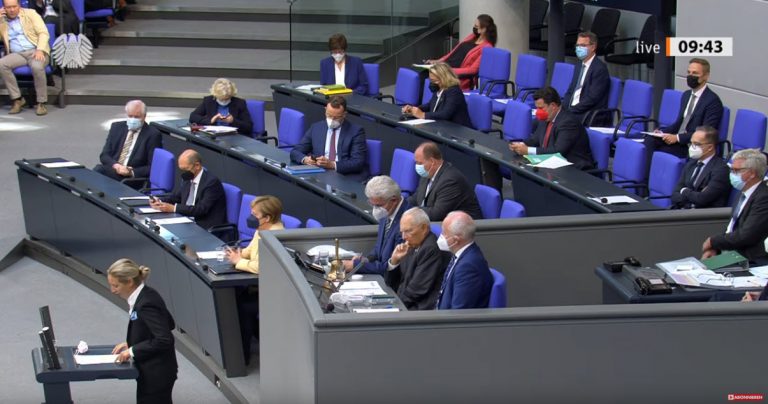 Klasse Rede! Aufruhr im Bundestag, als Alice Weidel mit Merkels Regierungspolitik abrechnet!