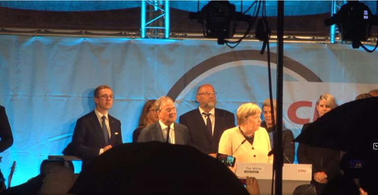 Hau ab! Stralsund: Pfiffe und Buhrufe für Merkel und Laschet