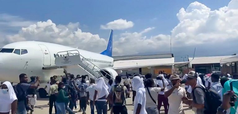 Abschiebeflug nach Haiti: Junge Männer attackieren US-Piloten und verletzen US-Beamte