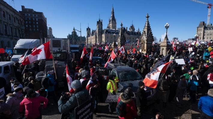 „Konvoi der Freiheit“ mischt Hauptstadt auf – Kanadischer Premier vorsorglich in Sicherheit gebracht