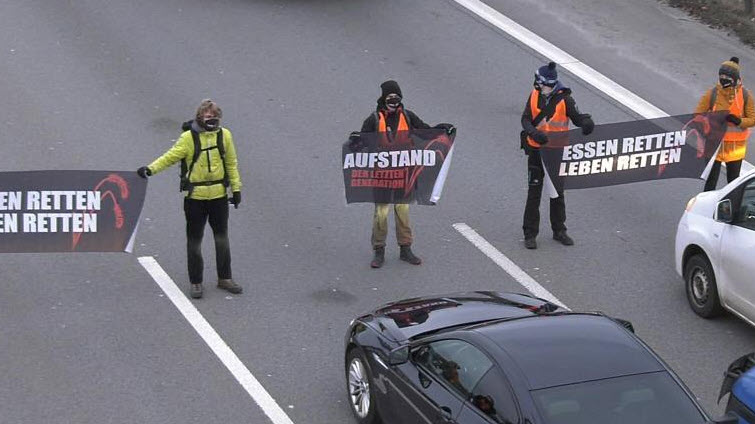 Berlin: Klima-Deppen blockieren Autobahn-Abfahrt – Rettungswagen im Stau