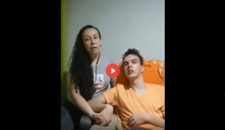 Lateinamerikanische Mutter zeigt ihren Sohn (17) nach Pfizer-Impfung