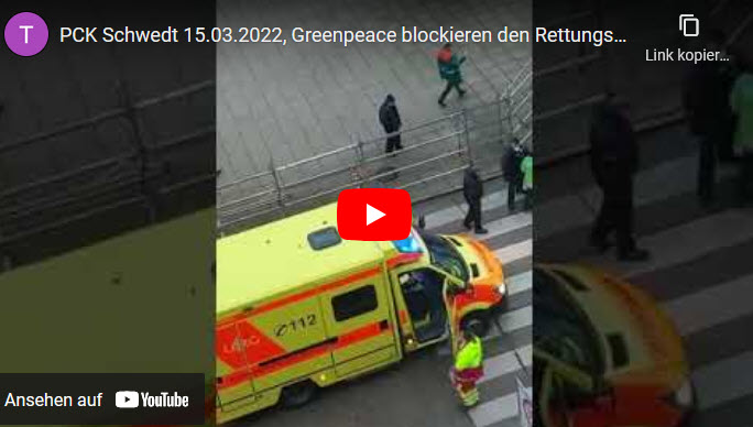 Schwedt: Greenpeace-Aktivisten blockieren Rettungswagen