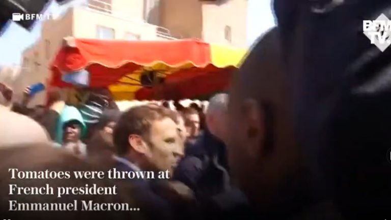Der wiedergewählte Präsident: Macron mit Tomaten beworfen