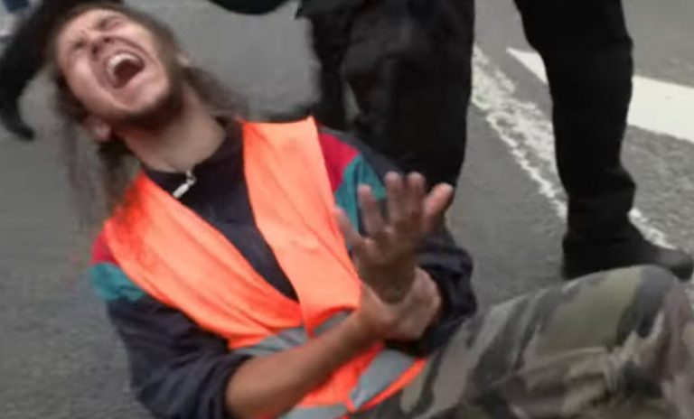 Straßenblockierer in Paris – Polizei fackelt nicht lange mit „Aktivisten“